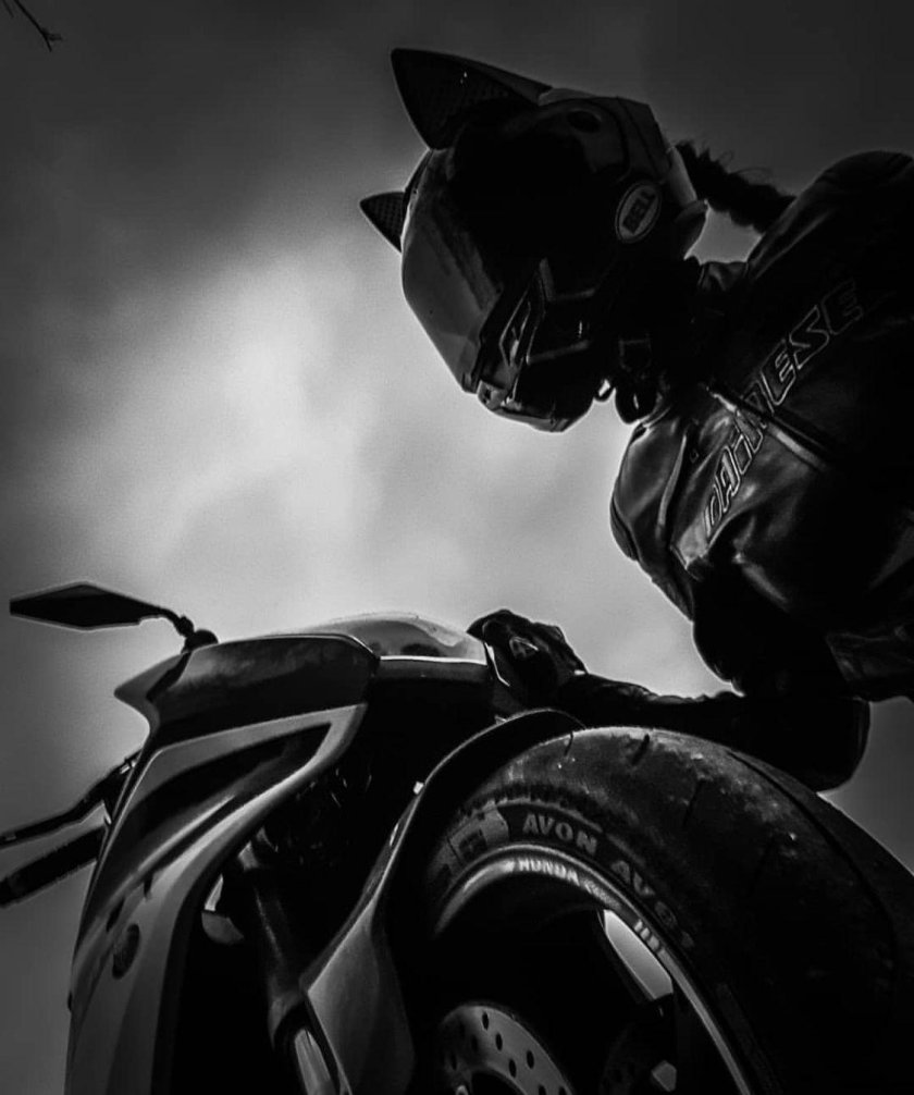 Девушка на мотоцикле в шлеме