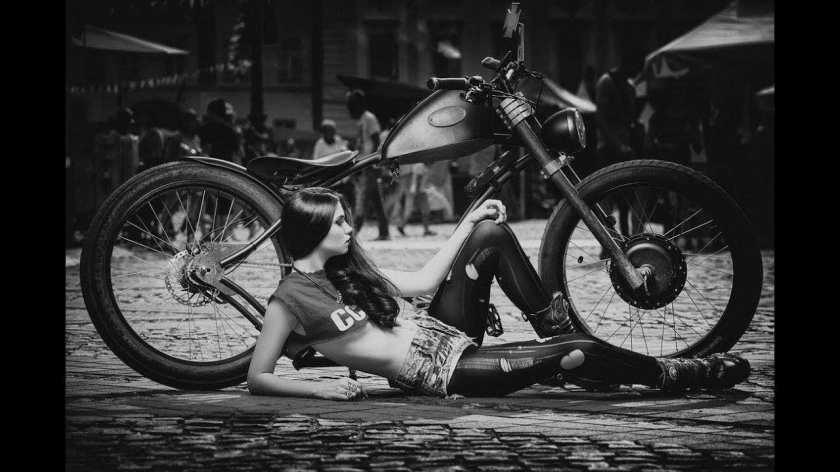 Девушки на ретро мотоциклах