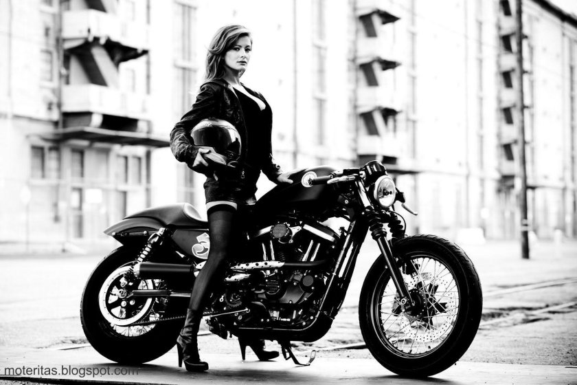 Harley Davidson Sportster и девушка