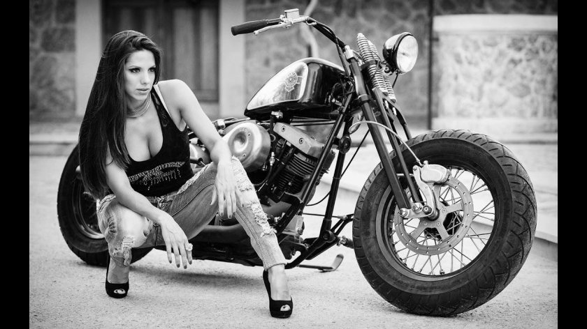 Девушка на мотоцикле