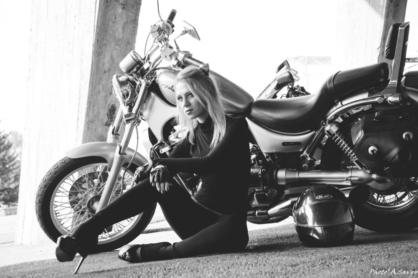 Девушка на мотоцикле