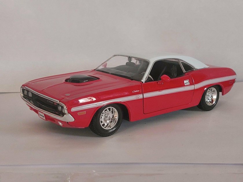 Dodge challenger maisto 1 24