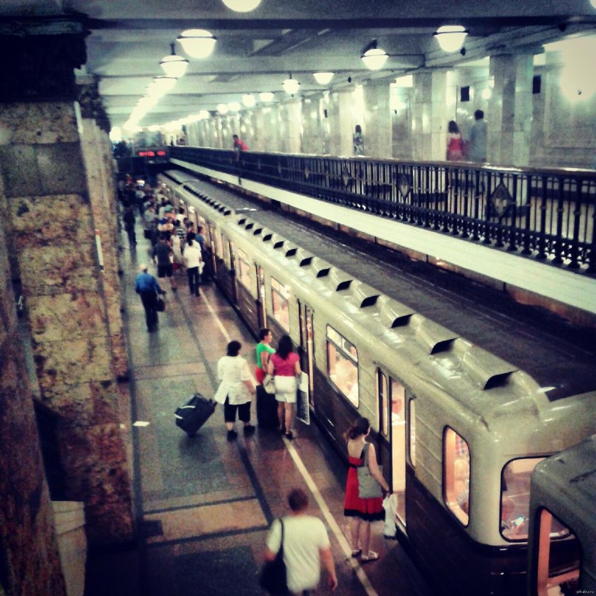 Станция метро комсомольская