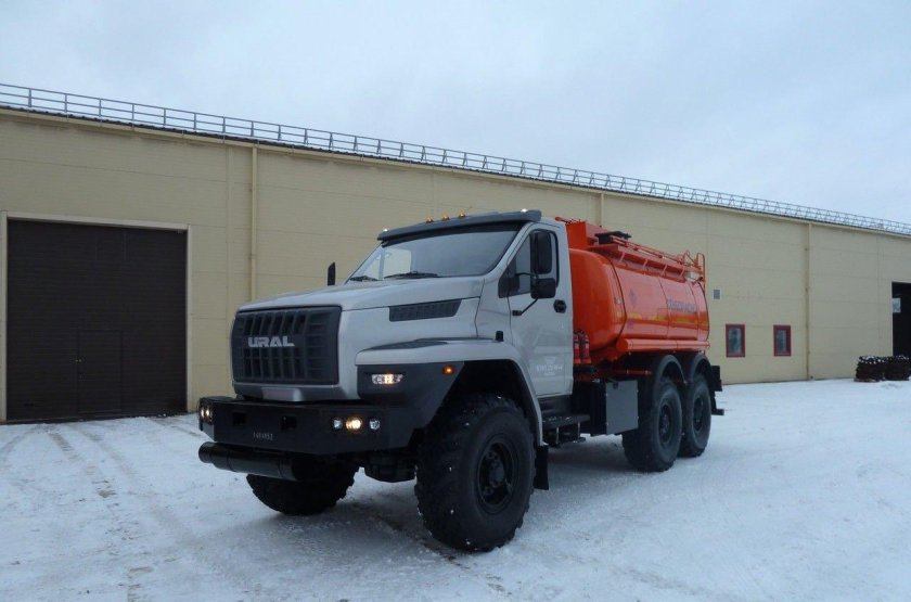 Урал Некст 6х6 бензовоз