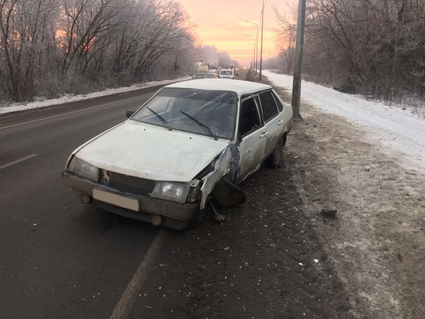 Белая 21099 битая