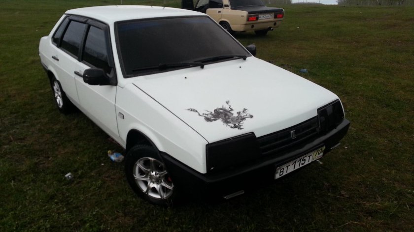 ВАЗ 21099 ярко белая