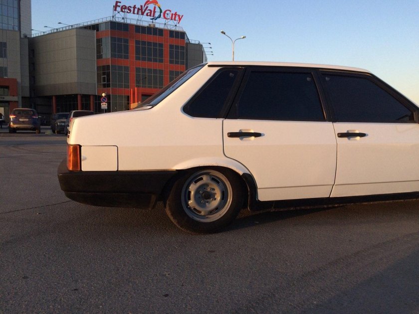 ВАЗ 21099 белая тонированная