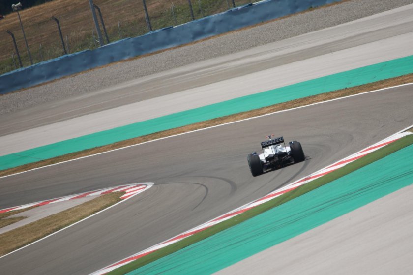 Машина на треке с поворотами