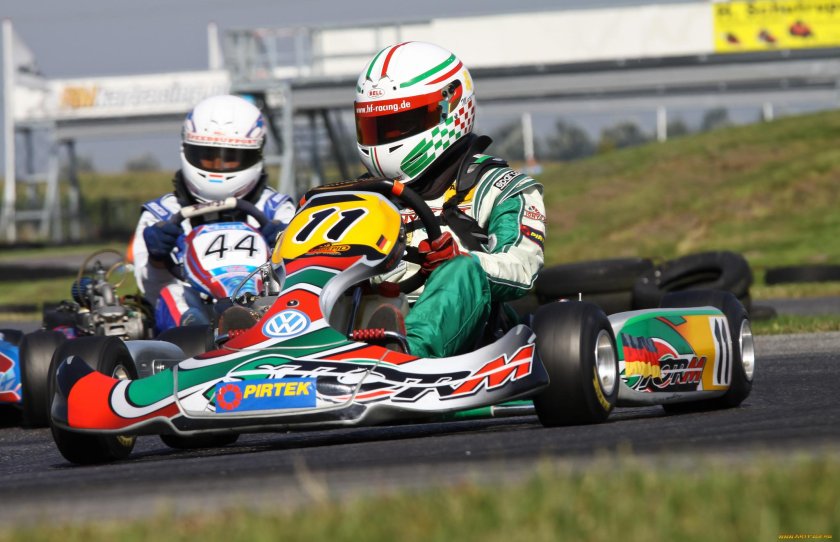 Картинг гонщик шлем