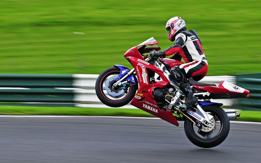 Yamaha r1 Wheelie