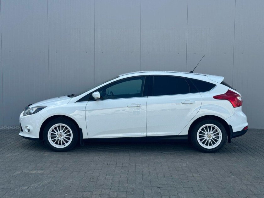 Белый форд фокус