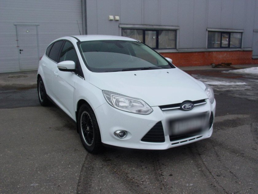 Черно белый Форд фокус 3