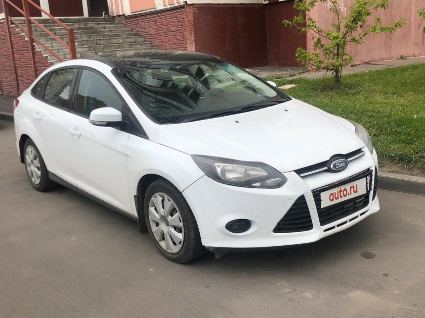 Ford Focus 2013 седан белый