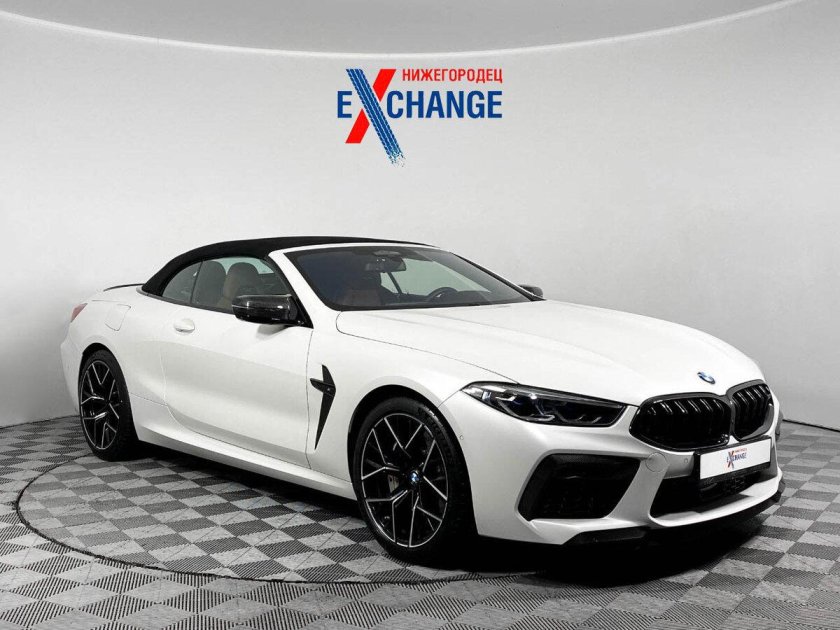 BMW m8 Competition желтая