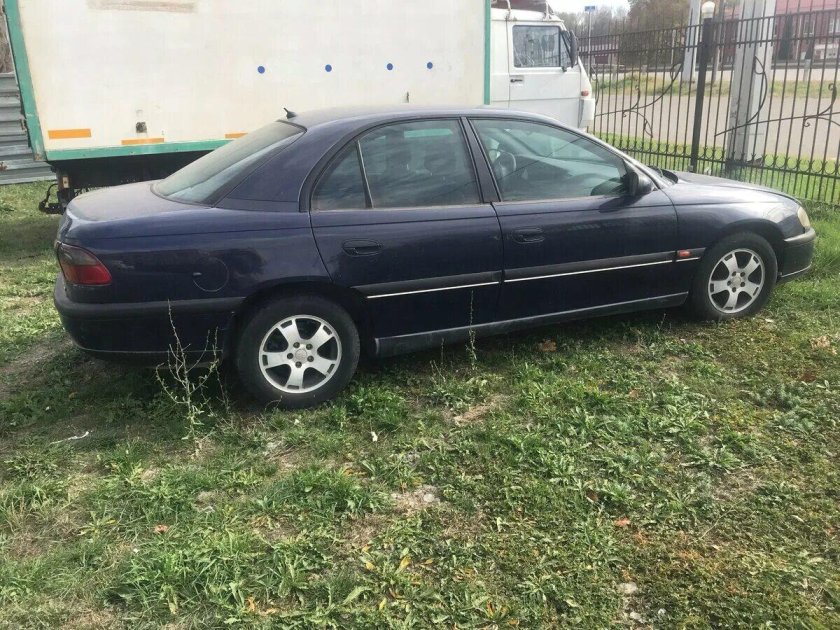Opel Omega в с 1994-1999 г.в белый фон