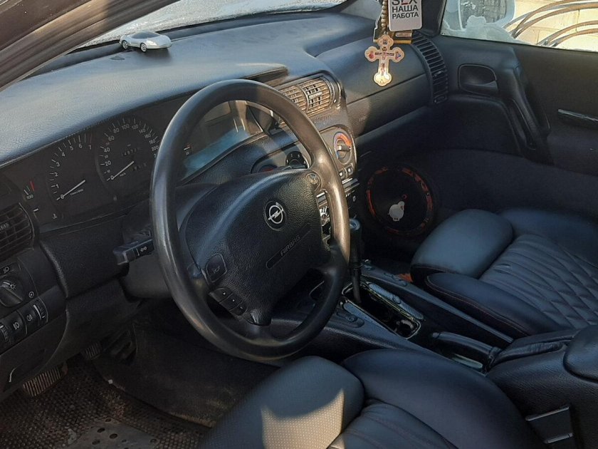 Opel omega 2002 салон
