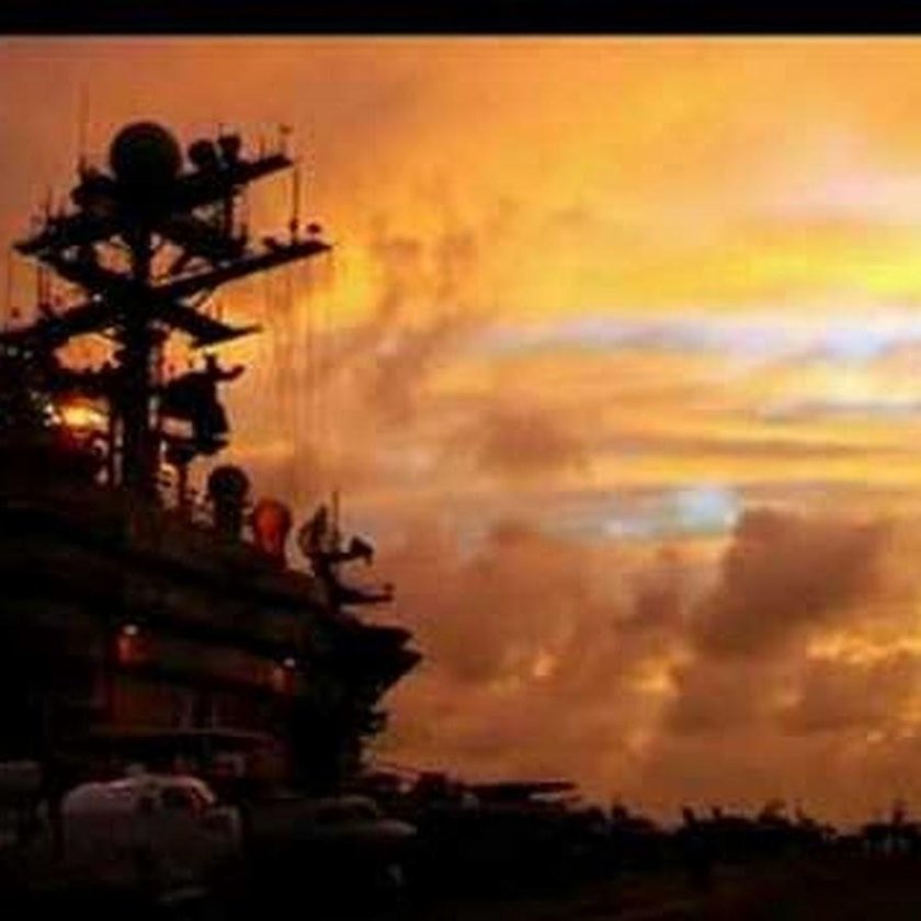 Боевые корабли на закате