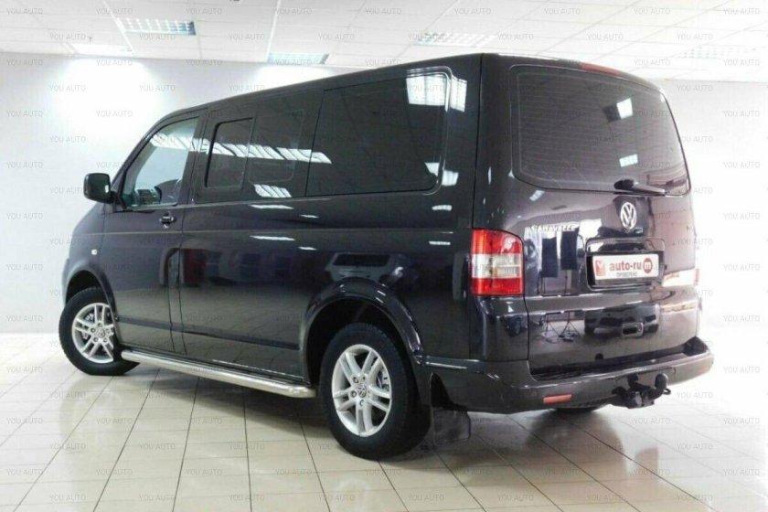 Фольксваген Каравелла с черно-белой оклейкой