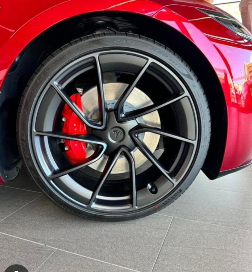 Красная тесла