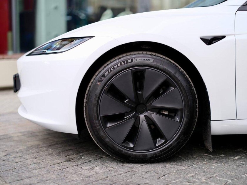 Белая тесла