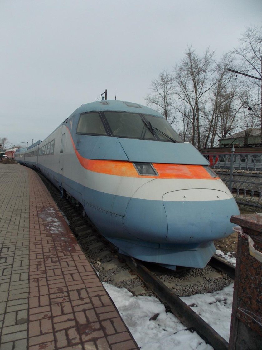 Скоростной поезд эр200