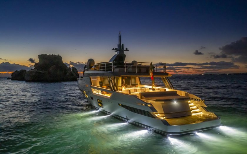 Яхта Азимут s8