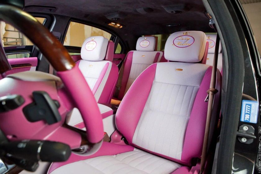 Розовый салон автомобиля