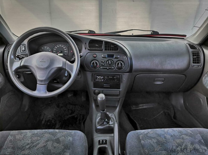 Mitsubishi Lancer VII 2000 салон