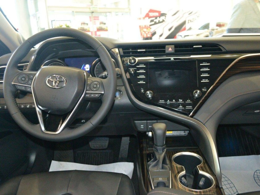 Тойота Камри в 70 комплектация стандарт