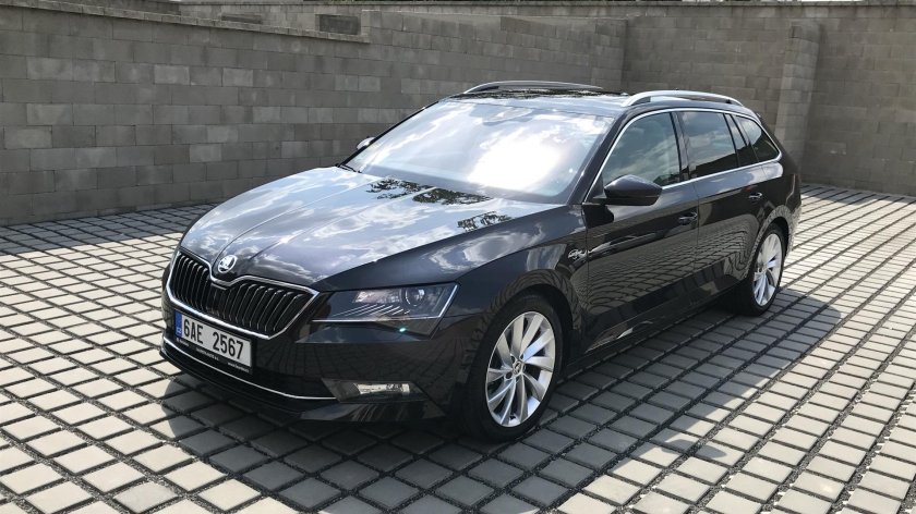 Skoda Superb 2022 черная