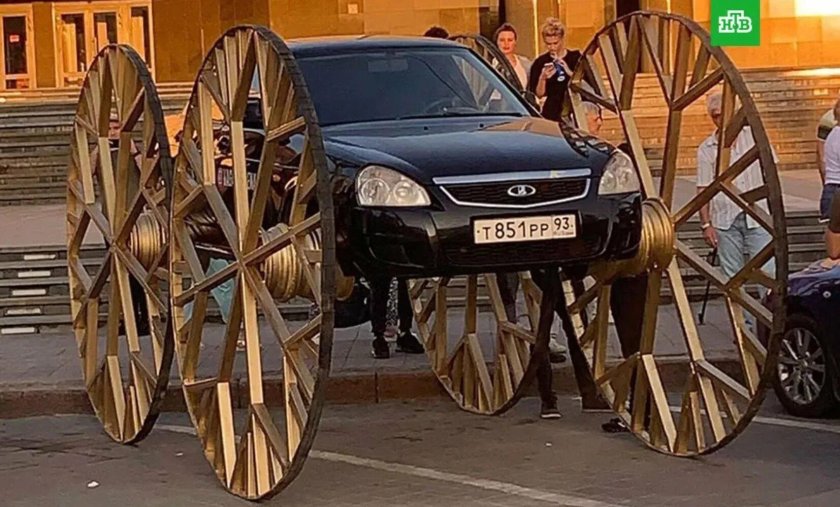 Машина с колесами от кареты