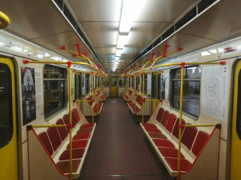 Поезд метро красная стрела