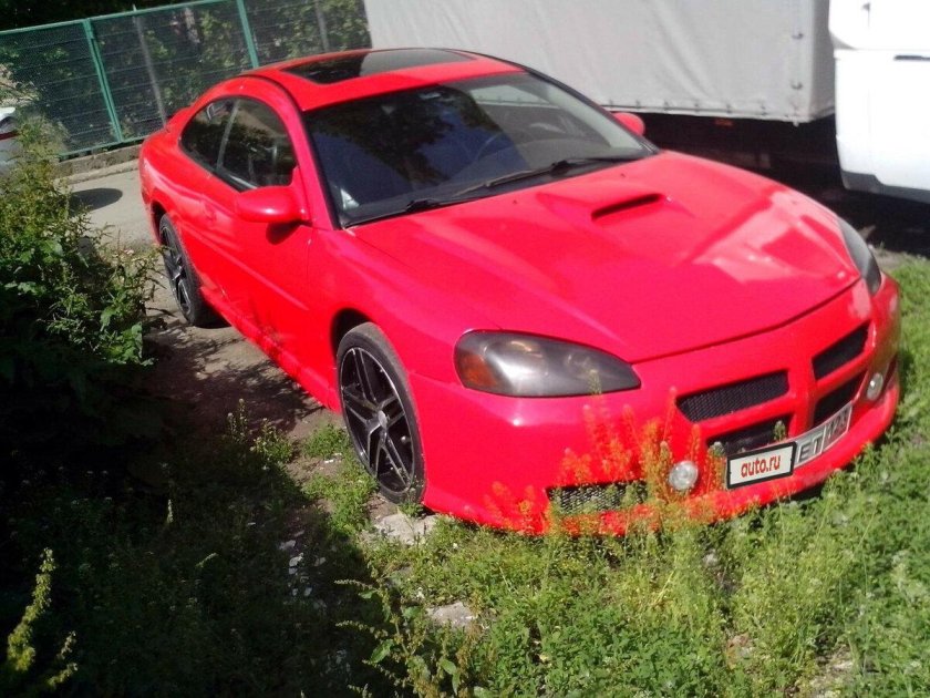 Додж Стратус красный