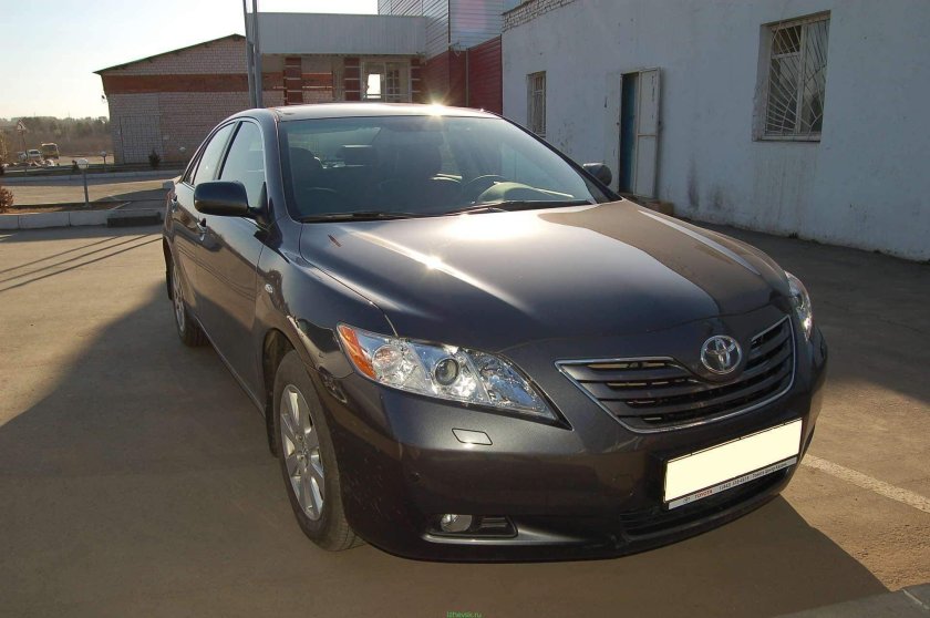 Тойота Камри серая 2008