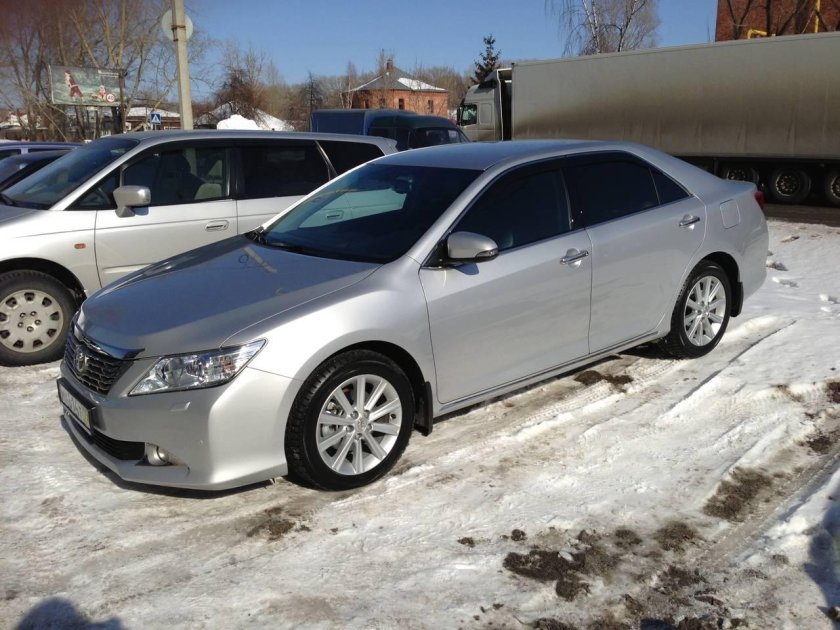 Камри 50 серебристая тонированная