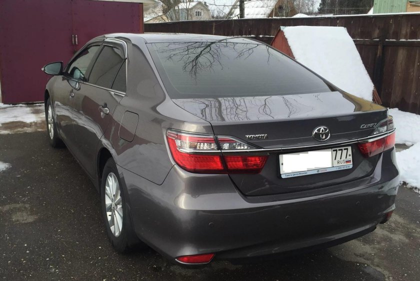 Темно серая Камри 50
