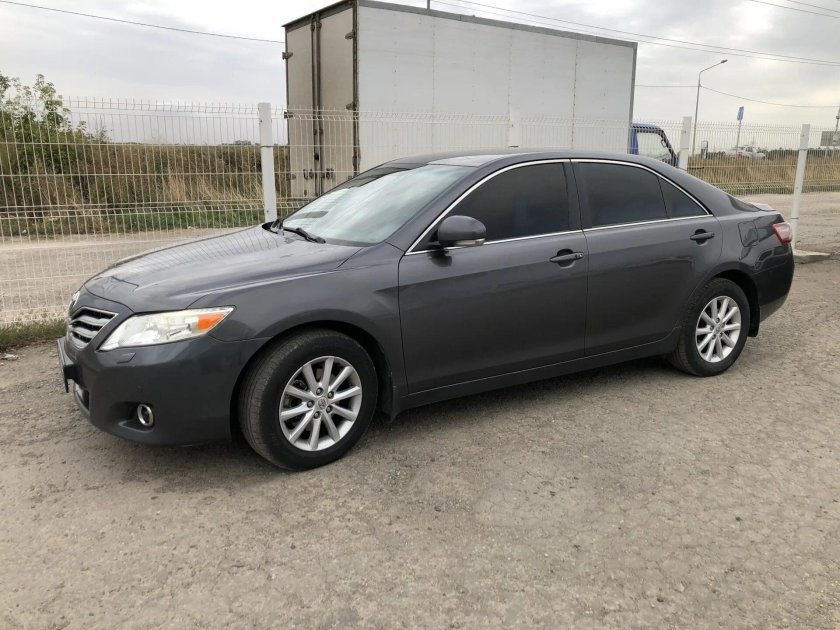 Тойота Камри серая 2008