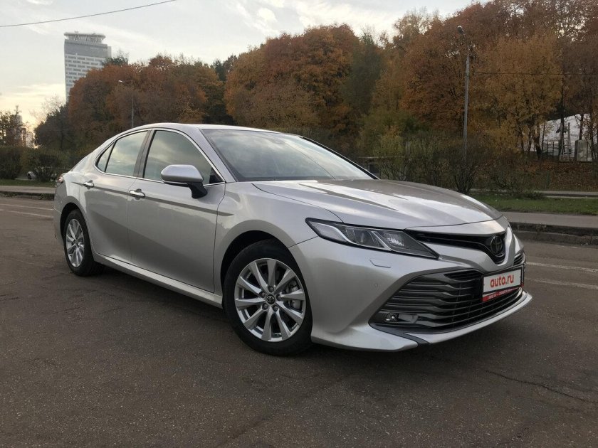 Toyota Camry 2018 серебристый
