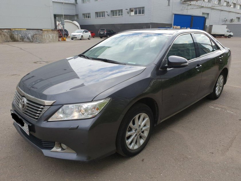 Тойота Камри серая 2014