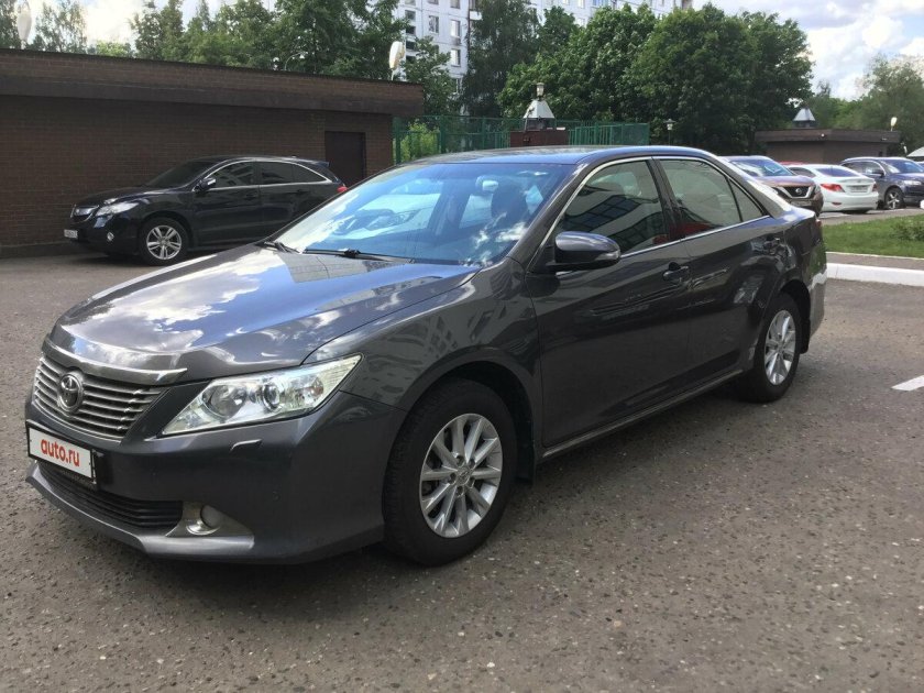 Тойота Камри серая