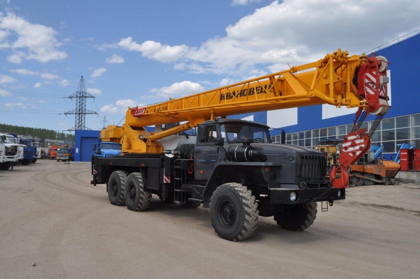Кран Урал Ивановец 25 тонн вездеход