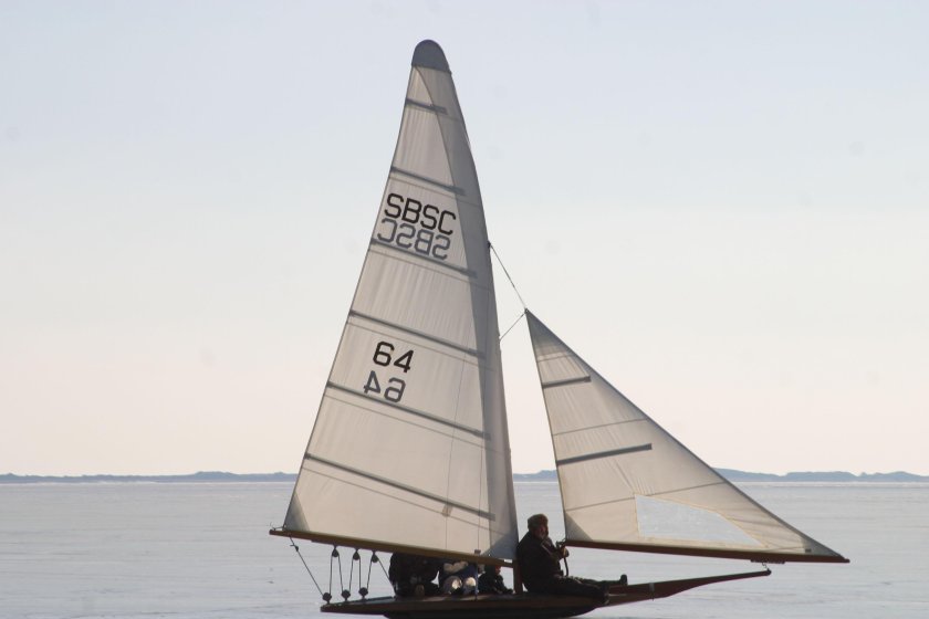 Лодка с парусами