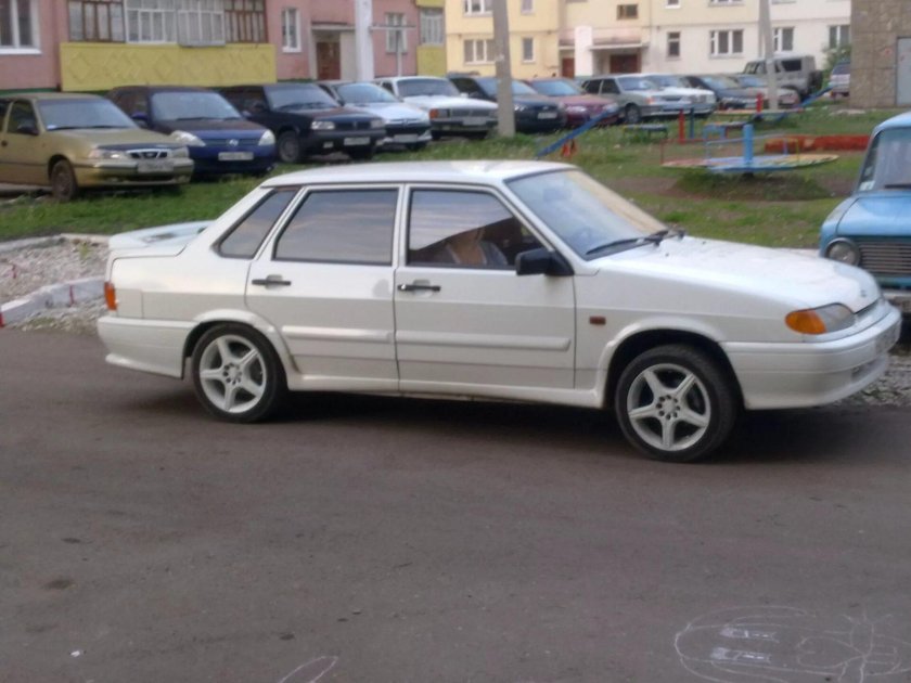 Белая ВАЗ 2115 на 16 дисках