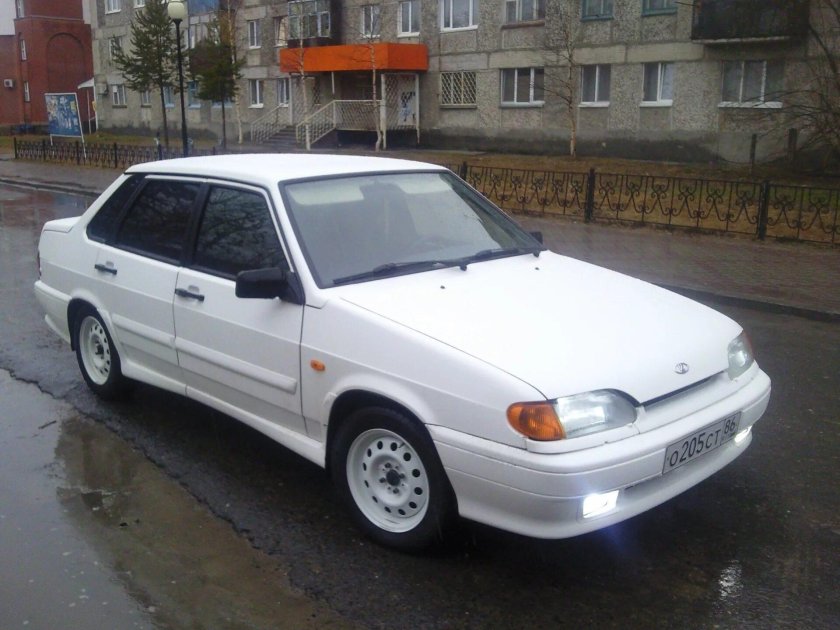 Белый ВАЗ 2115 на чёрных штампах