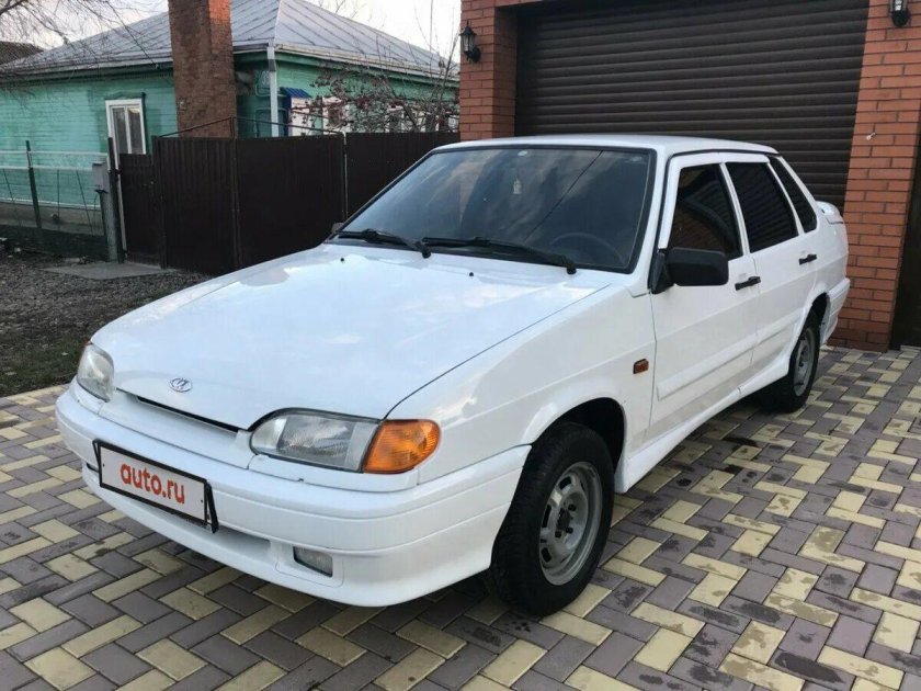 Белая Лада ВАЗ 2115