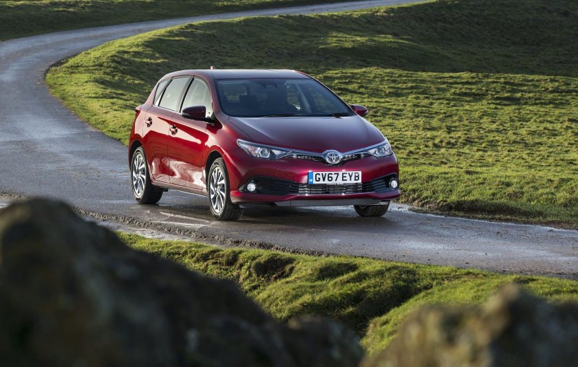 Тойота аурис красная