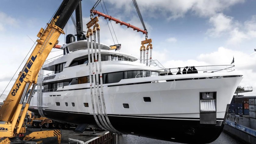 Большая яхта