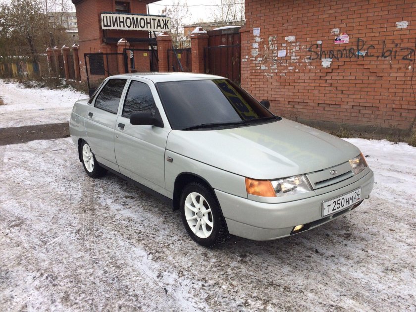 ВАЗ 2110 серебристая