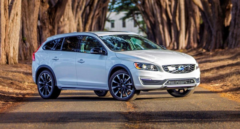 Volvo v60 Cross Country белая