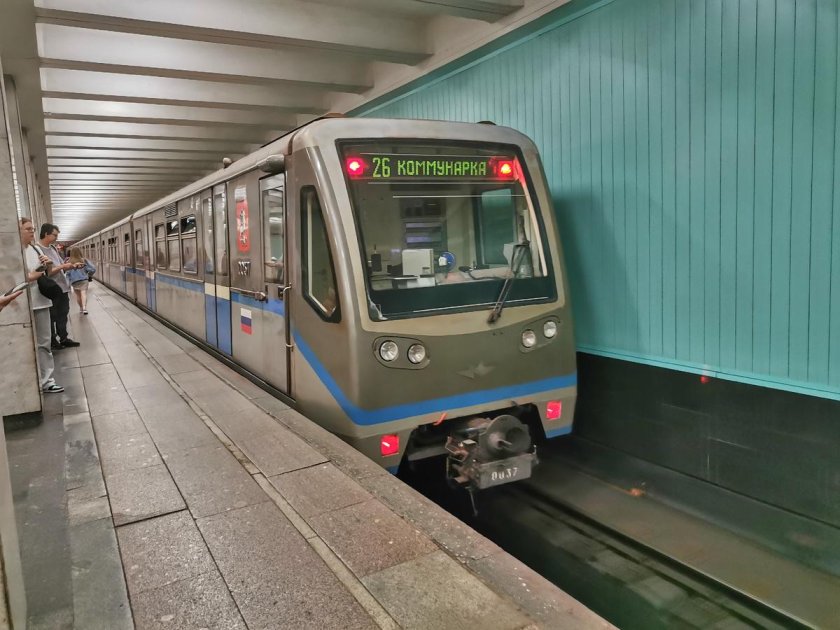 Поезд метро русич